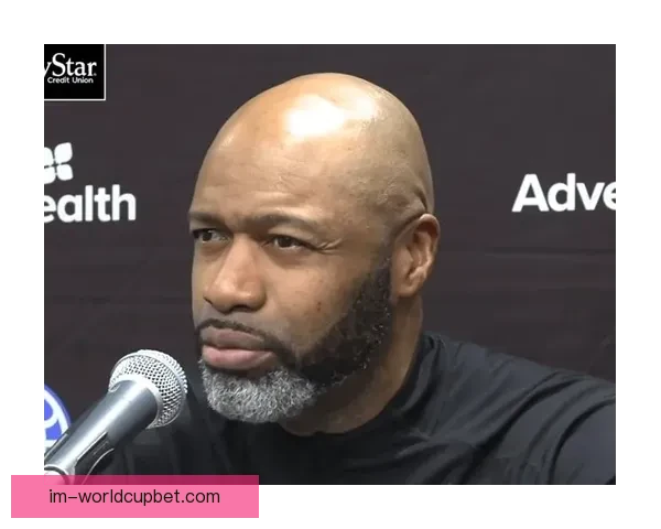 魔术主帅因不满裁判判罚连续吃两技犯被驱逐愤怒发声