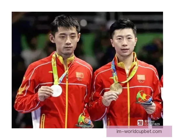 格纳布里模仿戈雷茨卡搞笑举动引发球迷热议成新热点